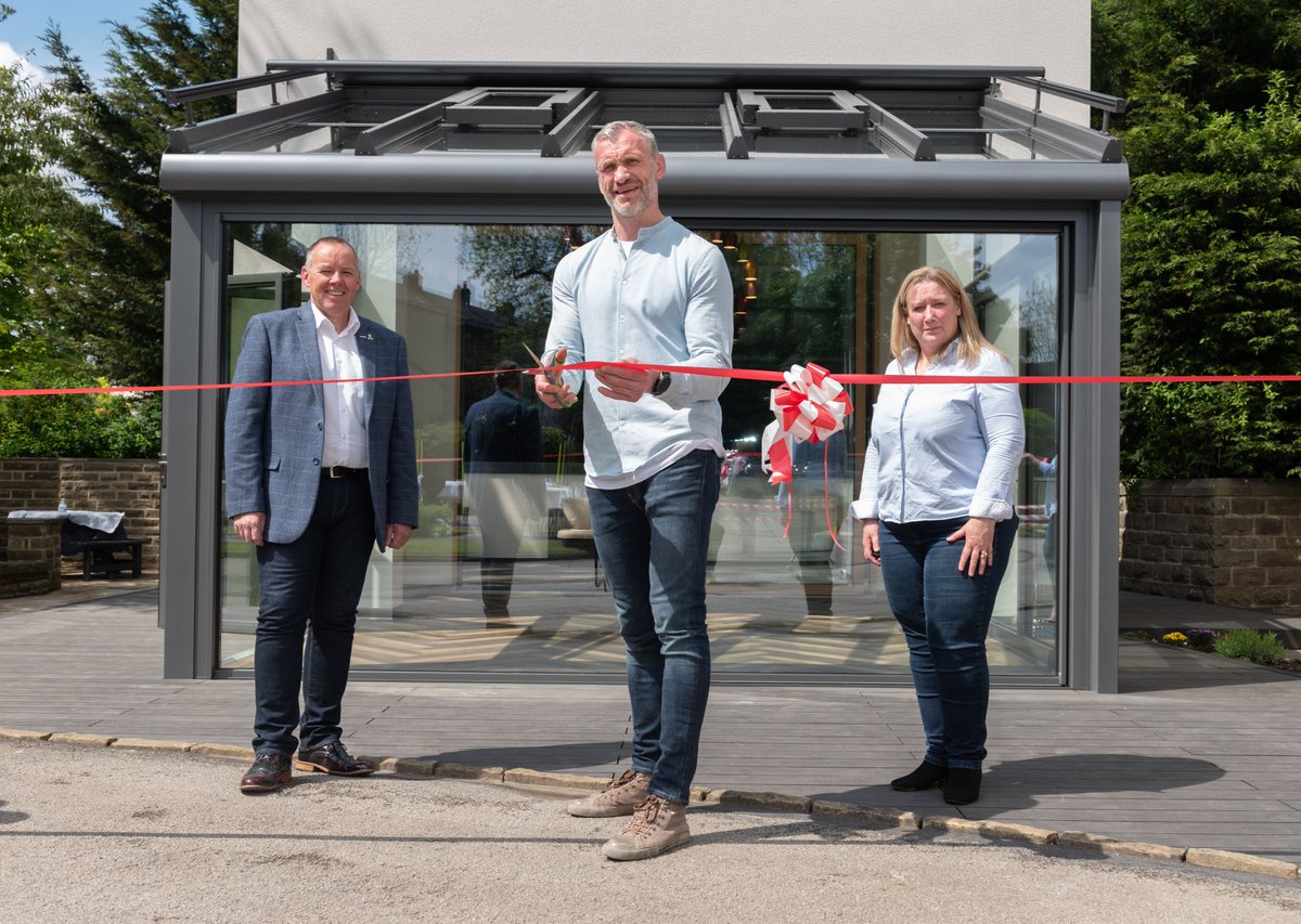 RevealDoors's tweet photo. #ThrowbackThursday to a year ago when our Wintergarden display was officially opened by @JamiePeacock10. Time has flown since then, with our Yorkshire team busy installing Solarlux glass extensions. Book a design consultation on 0113 255 5555

#Solarlux #yorkshire #glassextension https://t.co/oYdA3w9b4N