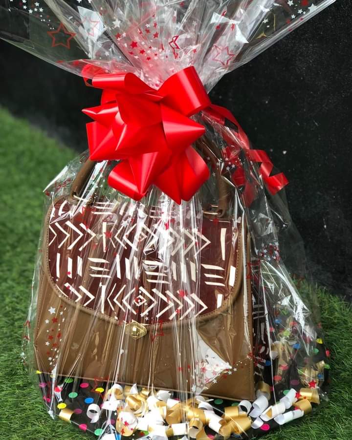 LibaroOfficiel's tweet photo. 🚨🚨🚨SPÉCIALE FÊTE DES MÈRES 🚨🚨🚨

Emballage gratuit pour tout sac acheté 🥳

👉🏼👉🏼 réserve déjà le sien : https://t.co/hLM5XLPG4J

📞677989880 / 69302 4825

🚕kotto chefferie 
.
.

#maman #jetaime❤️ #bonnefetemaman #bonnefetedesmeres #cadeau #surprise #fetedesmeres2022 https://t.co/q4C1CPL7s2