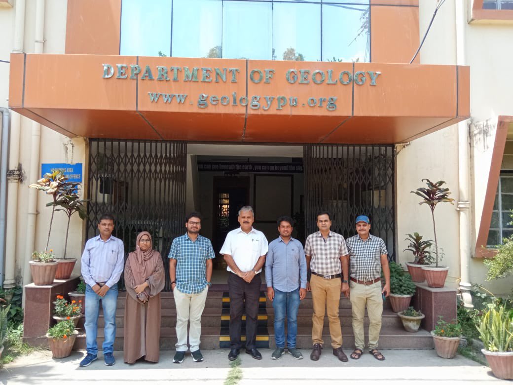 ChrisAndermann's tweet photo. Mission completed, #HelloMonsoon eastern surface water sampling transect. bijay was received withe cheers at @GeologyDeptPU. Thank you @atulpan96903520 !
@GFZ_Potsdam @basanta58_raj @paleohydrology https://t.co/TF9V6y0ZGt