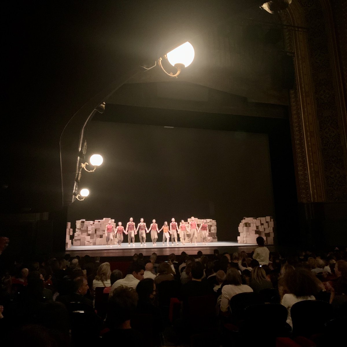 Émouvant #junglebookreimagined le Livre de la Jungle (qui devient urbaine), réinterprété par <a href="/AkramKhanLive/">Akram Khan Company</a> : montée des eaux, crise migratoire, disparition des espèces… À voir 💙🌍