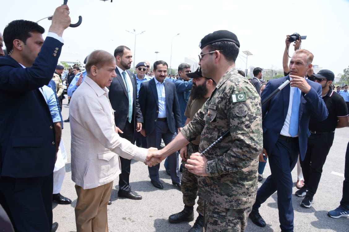 arsched's tweet photo. ملزم وزیر اعظم شہباز شریف کس چیز کی شاباش دے رہا ہے؟ https://t.co/epluMnVRUF