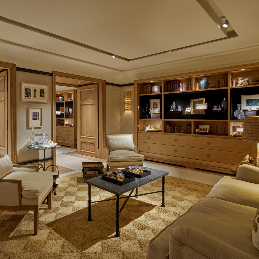 HJParfums's tweet photo. In diverse lounges, away from everyone and everything, the aesthete is marveling at the majesty of noble materials such as hard oak floors, woodwork and wall dye.

Henry Jacques, 2 Avenue Montaigne

#HauteParfumerieVivante https://t.co/0aQKLPhddO