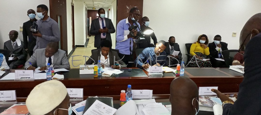 EdukMedia's tweet photo. Lutte contre les discours de haine et la Xénophobie au Cameroun.
✍️Signature du protocole d'accord entre la @cnpbmcameroun et 14 organisations des 10 régions. 
#Nous représentons la régions du centre et y mènerons des activités de sensibilisation. 
Merci pour la confiance.
#EMI https://t.co/S6BkLt18pC