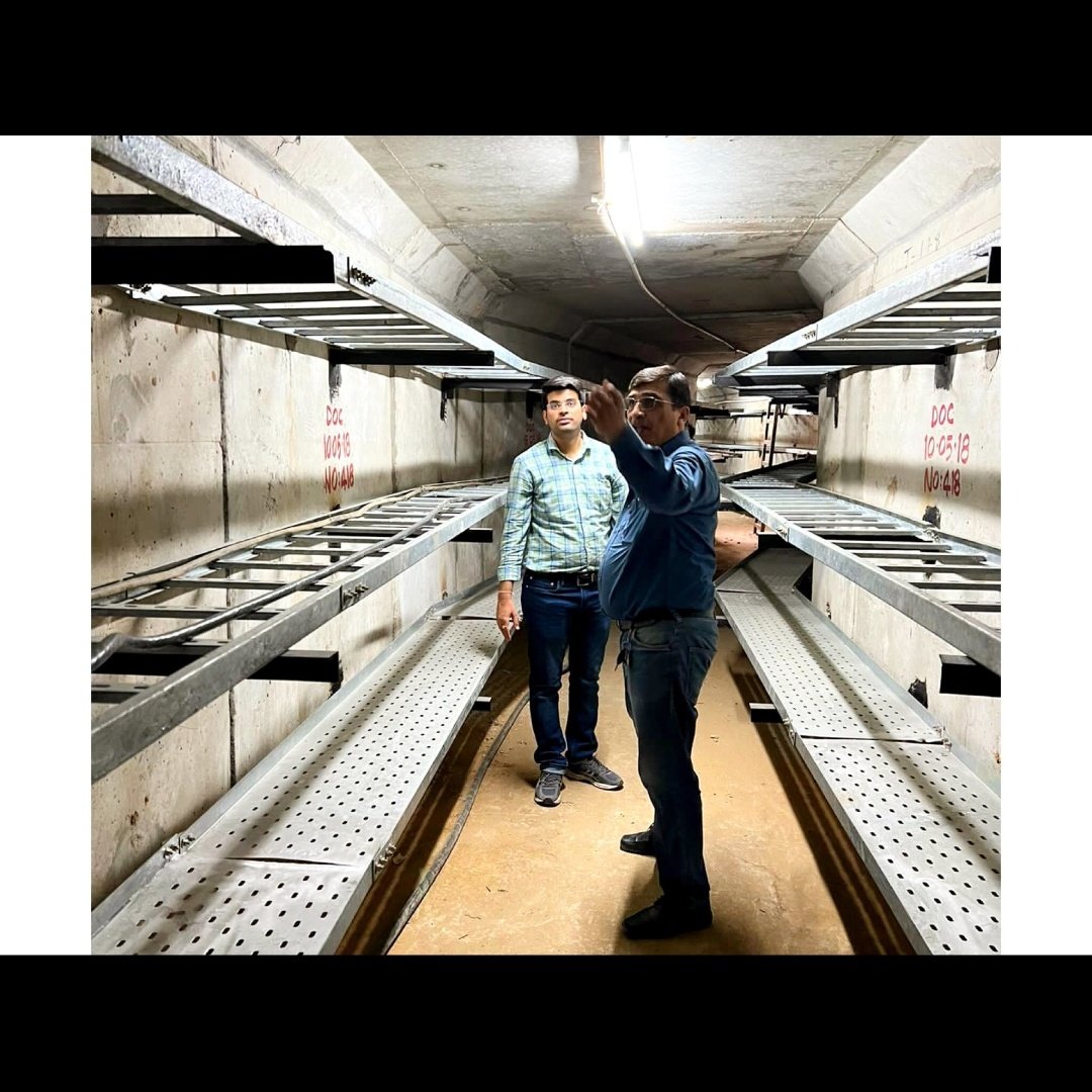 SmartCities_HUA's tweet photo. . @jscljaipur has developed ‘Underground Utility Ducts’ sized ‘2.00 m X 2.4 m’ with cross ducts at diversions, as part of Smart Road Project.

The Ducts installation work is implemented at Kishanpole Bazar (780 m long) and Chandpole Bazar (878 m long), Jaipur. https://t.co/ivw8ft1CFj