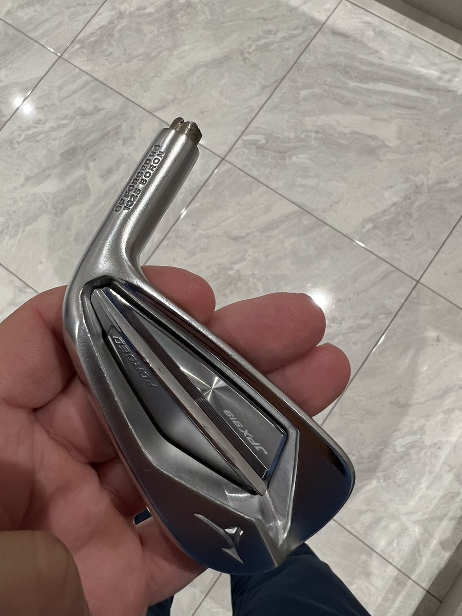rebbian's tweet photo. @MizunoGolfEU 

Hi, I bought a set of JPX 919s in Jan 2020 from Andrew Morris, Lisburn, Northern Ireland.
5i face started bubbling, then club snapped during a shot last week, can this be replaced? https://t.co/wzFbngP9MB