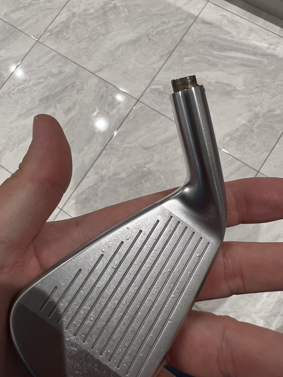 rebbian's tweet photo. @MizunoGolfEU 

Hi, I bought a set of JPX 919s in Jan 2020 from Andrew Morris, Lisburn, Northern Ireland.
5i face started bubbling, then club snapped during a shot last week, can this be replaced? https://t.co/wzFbngP9MB