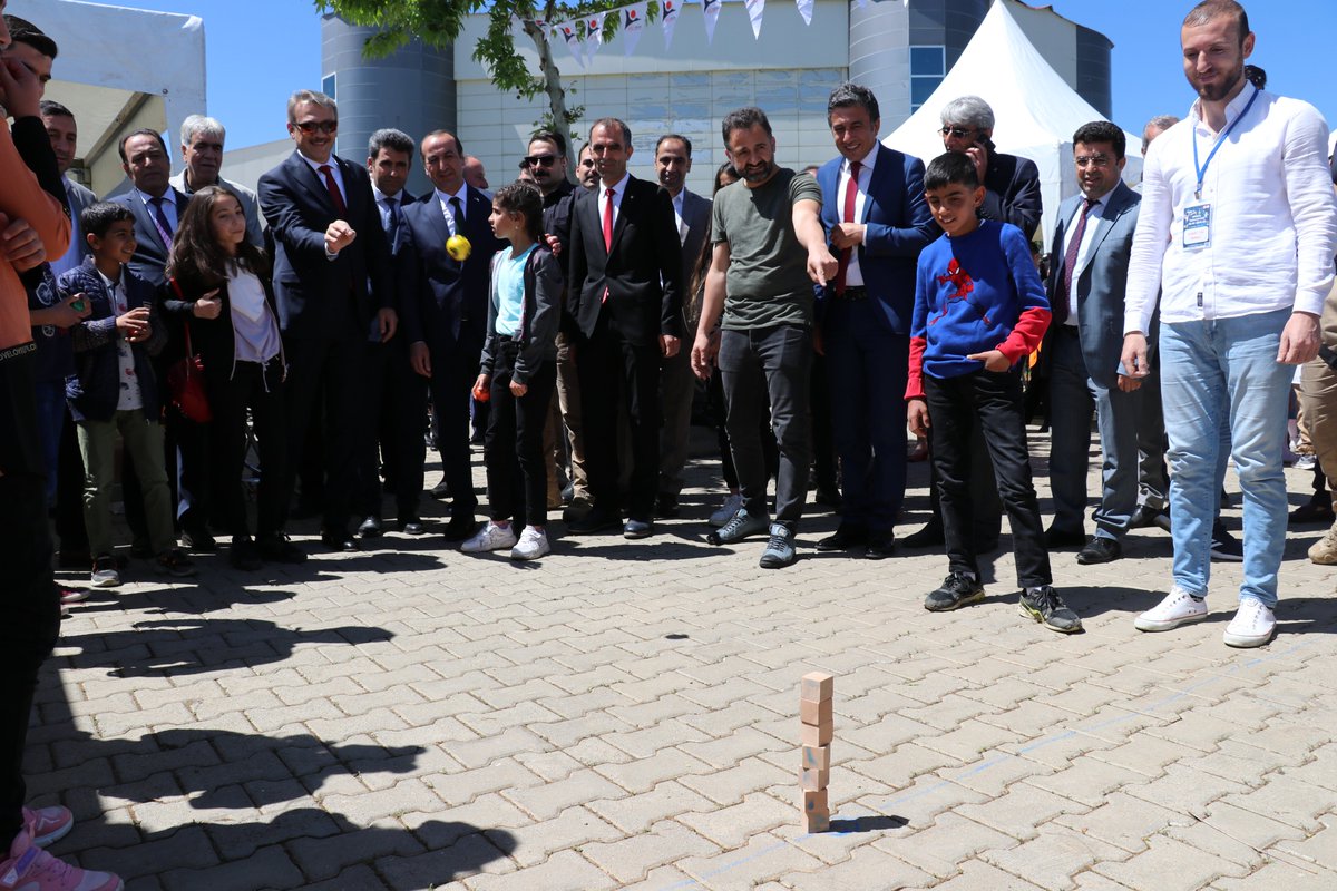 İl Milli Eğitim Müdürlüğümüz koordinesinde Bingöl Üniversitesi Kampüs alanında düzenlenen İnovasyon Bilim Şenliği açılışı Valimiz Sayın Kadir Ekinci ve İl Protokolünün katılımlarıyla gerçekleştirildi. <a href="/tcmeb/">Millî Eğitim Bakanlığı</a> <a href="/bingolvaliligi/">T.C. Bingöl Valiliği</a> <a href="/halilyucel6060/">Halil YÜCEL</a>