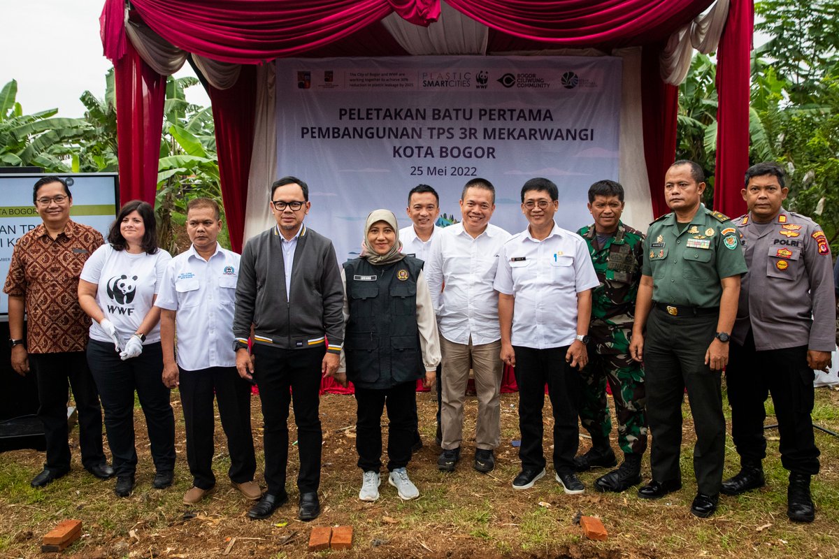 WWF_ID's tweet photo. Pada Rabu 25 Mei 2022, Pemerintah Kota (Pemkot) Bogor (@PemkotaBogor) bersama dengan WWF-Indonesia, WWF-Norwegia, dan Satgas Ciliwung menyelenggarakan seremonial peletakan batu pertama pembangunan Tempat Pengolahan Sampah Reduce-Reuse-Recycle (TPS 3R) yang berlokasi https://t.co/VSV2J7mjex