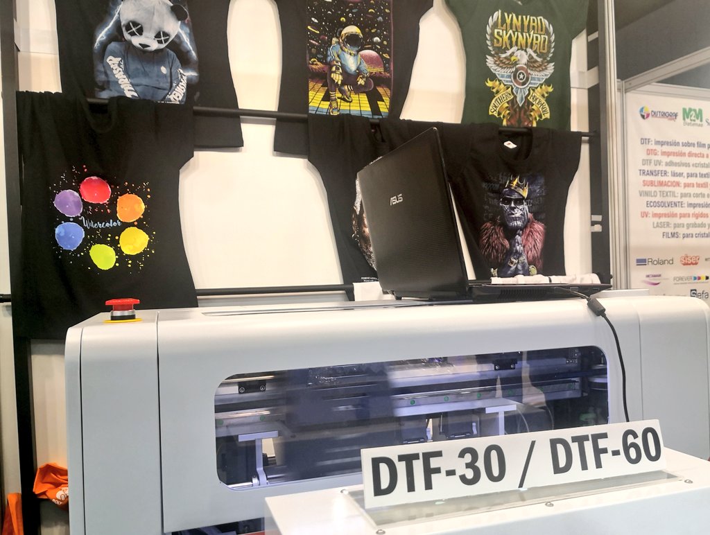 Fira_Barcelona's tweet photo. ¿Sabías que en @graphispag2022 se pueden ver novedosas soluciones para imprimir camisetas al instante?
#graphispag22 https://t.co/Jhx1IIEXi4