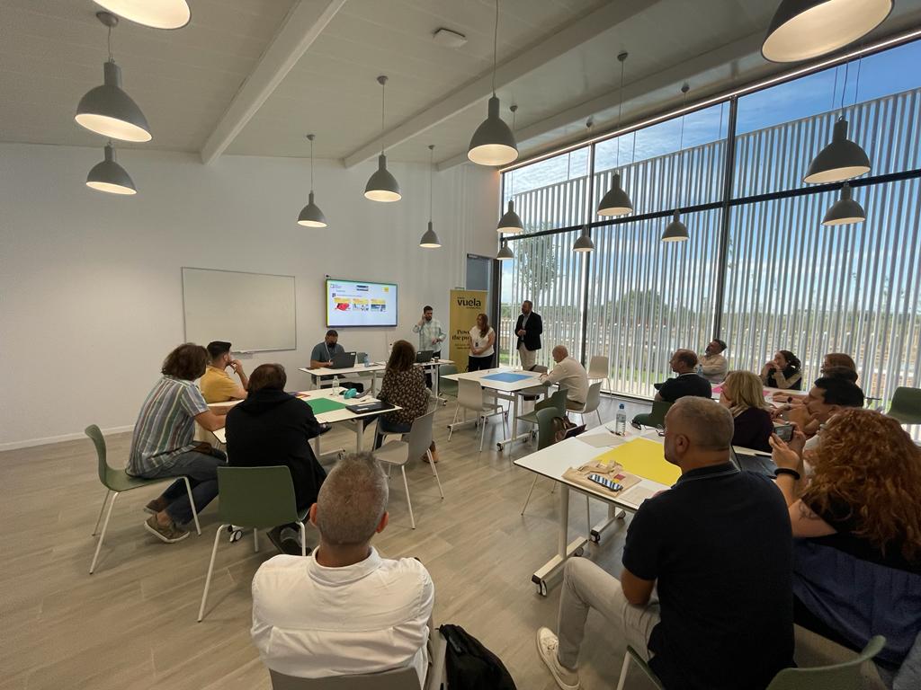 PuntosVuela's tweet photo. Los #pueblosdigitales andaluces comparten las claves de #retodemográfico y #digitalización en el #foroderechosdigitales: intervienen @juanluiscruz_ @consorciofr y los agentes #VuelaGuadalinfo al frente de @CGPilas y  @CGSantiponce https://t.co/WSz5qZAf0a