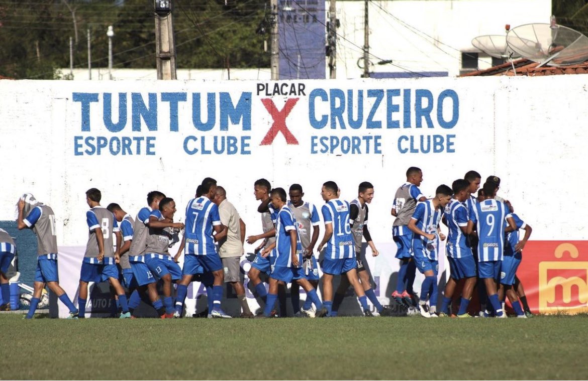 samuelvenancio's tweet photo. Tuntum deixou o placar do jogo contra o Cruzeiro registrado lá no muro até hoje. Maior jogo da história do clube. https://t.co/Fx8P2jH236