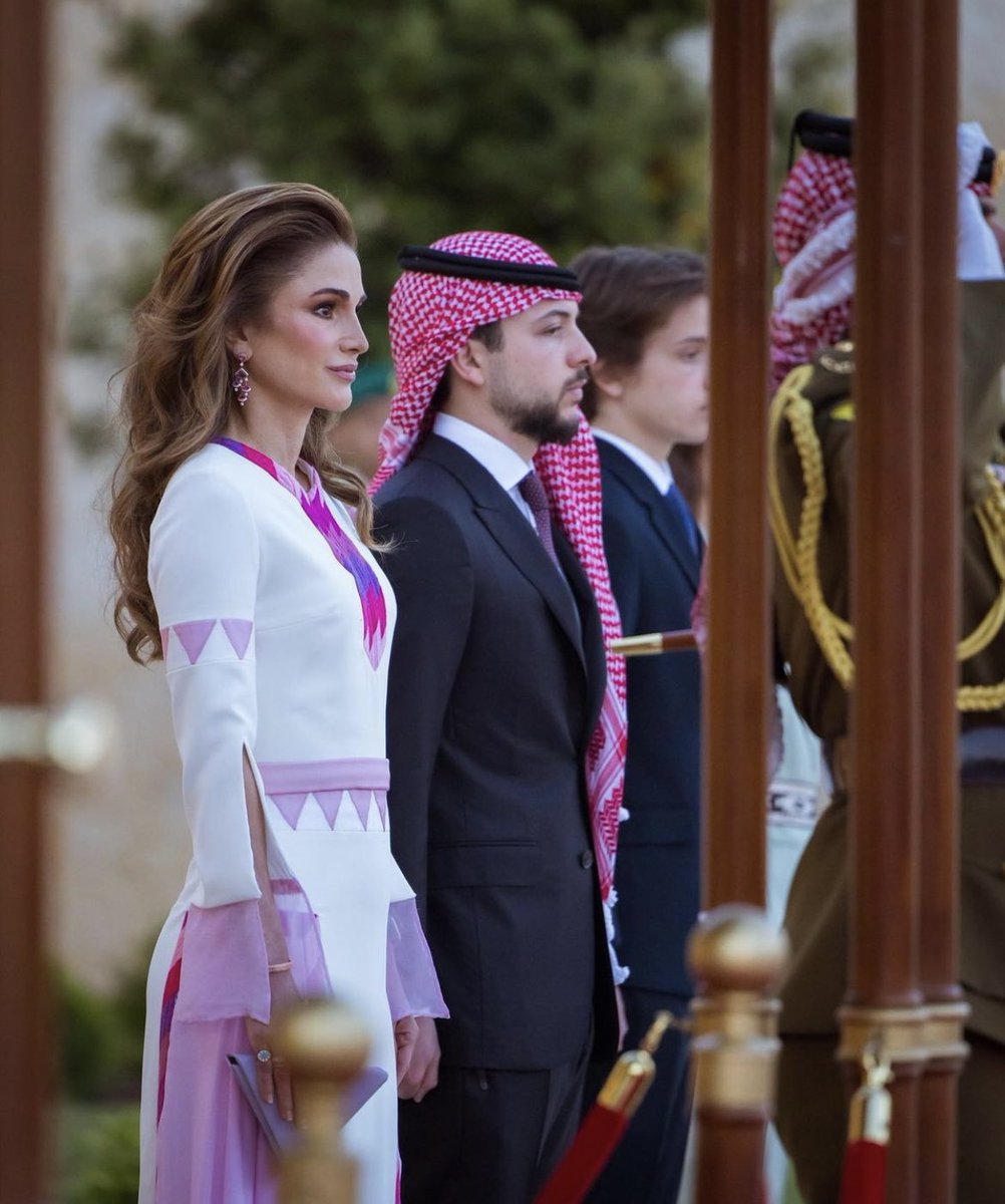 mohvmsm's tweet photo. بطابع شرقي ابيض بأطراف من الوردي واللاڤندر، تظهر الملكة رانيا في عيد استقلال الأردن الـ٧٦، ولدعم الموضة الأردنية إرتدت الملكة ايضًا حقيبة تأخذ نفس الأشكال الهندسية على الفستان من تصميم مصممة الازياء الاردنية المختصة في تصميم الحقائب، لين محمد ابو سماقة. https://t.co/IqxaScLar5