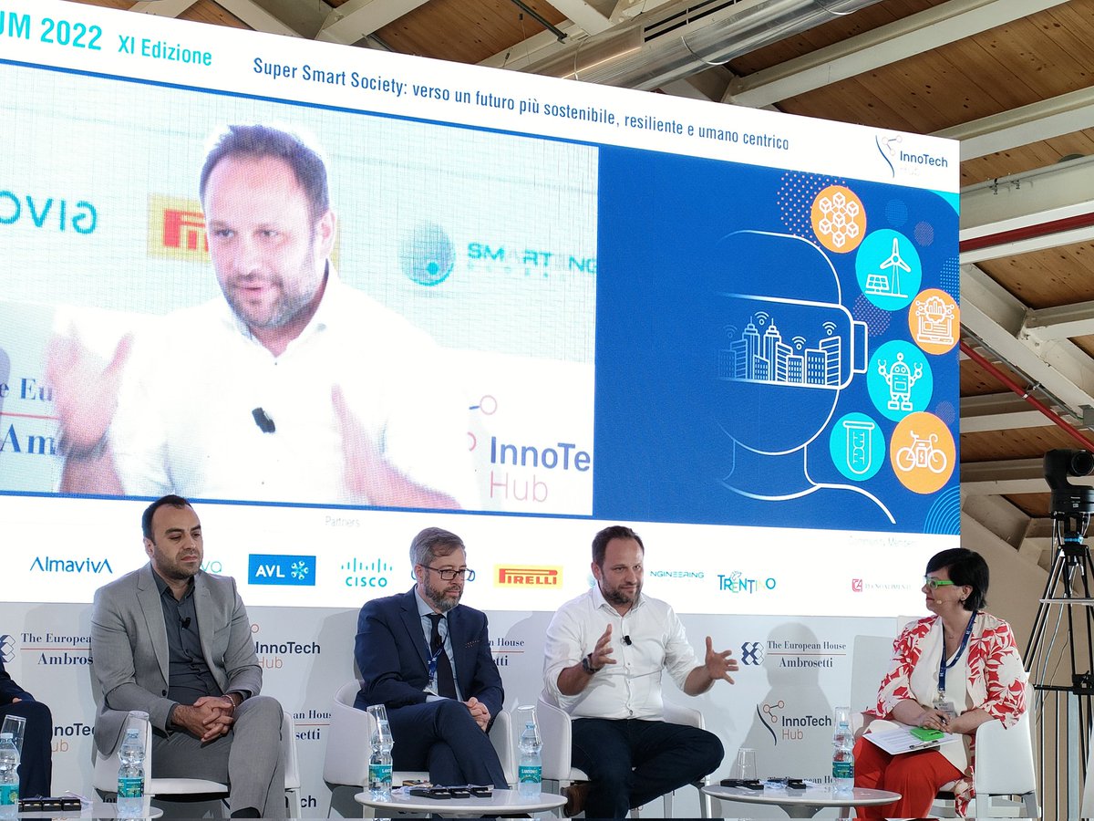 Ambrosetti_'s tweet image. Sorin Cheran @HPE @HPE_IT 
We are moving from mass to hyper specialization, from machine- to human-centered technology, and towards renewable energies and connected devices... All this is connected by #ArtificialIntelligence
#TechForum2022