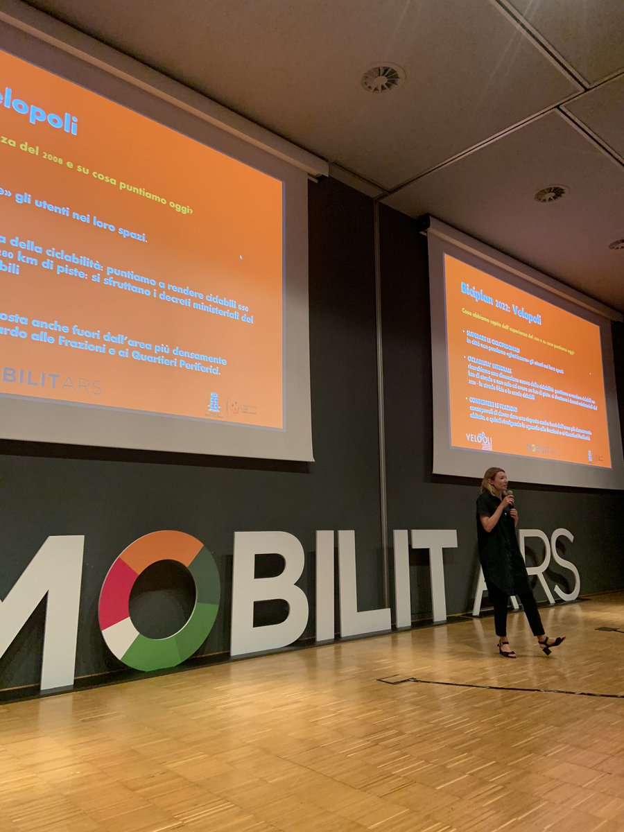 elisagallo_it's tweet photo. Applausi in sala a #MobilitARS per l’assessora di @ComuneRE Carlotta Bonvicini quando dichiara finalmente superate le ciclopedonali nel BiciPlan 2022 #Velopoli / @bikenomistcom @bikeitalia_it https://t.co/39nSujoWRa