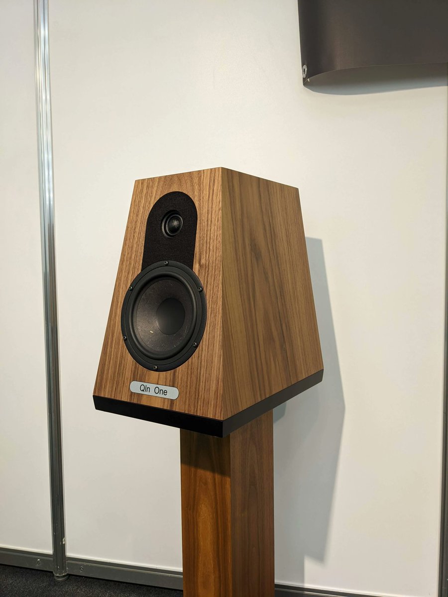 Onmag_topaudio's tweet photo. Au #HighEnd2022 : QLN Audio, marque suédoise d'enceintes Hifi à structure semi-pyramidale. Sa petite QLN One, dont les origines remontent à plus de 40 ans, est à partir de 4800 € la paire.

Nos news sur le #HighEnd de Munich 2022 : https://t.co/skWTEc2r4b

#audiophile #hifi #QLN https://t.co/dA2upFQ28x