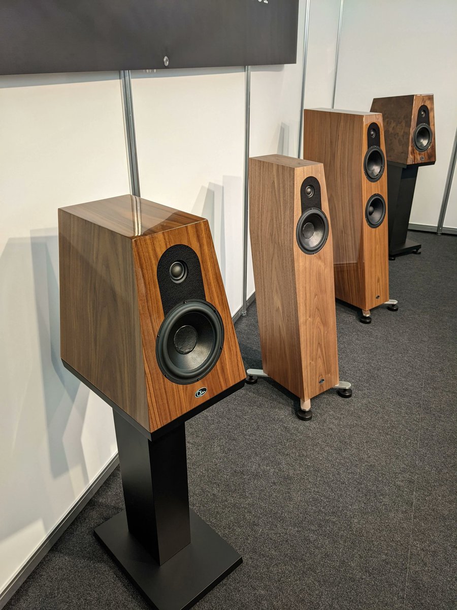 Onmag_topaudio's tweet photo. Au #HighEnd2022 : QLN Audio, marque suédoise d'enceintes Hifi à structure semi-pyramidale. Sa petite QLN One, dont les origines remontent à plus de 40 ans, est à partir de 4800 € la paire.

Nos news sur le #HighEnd de Munich 2022 : https://t.co/skWTEc2r4b

#audiophile #hifi #QLN https://t.co/dA2upFQ28x