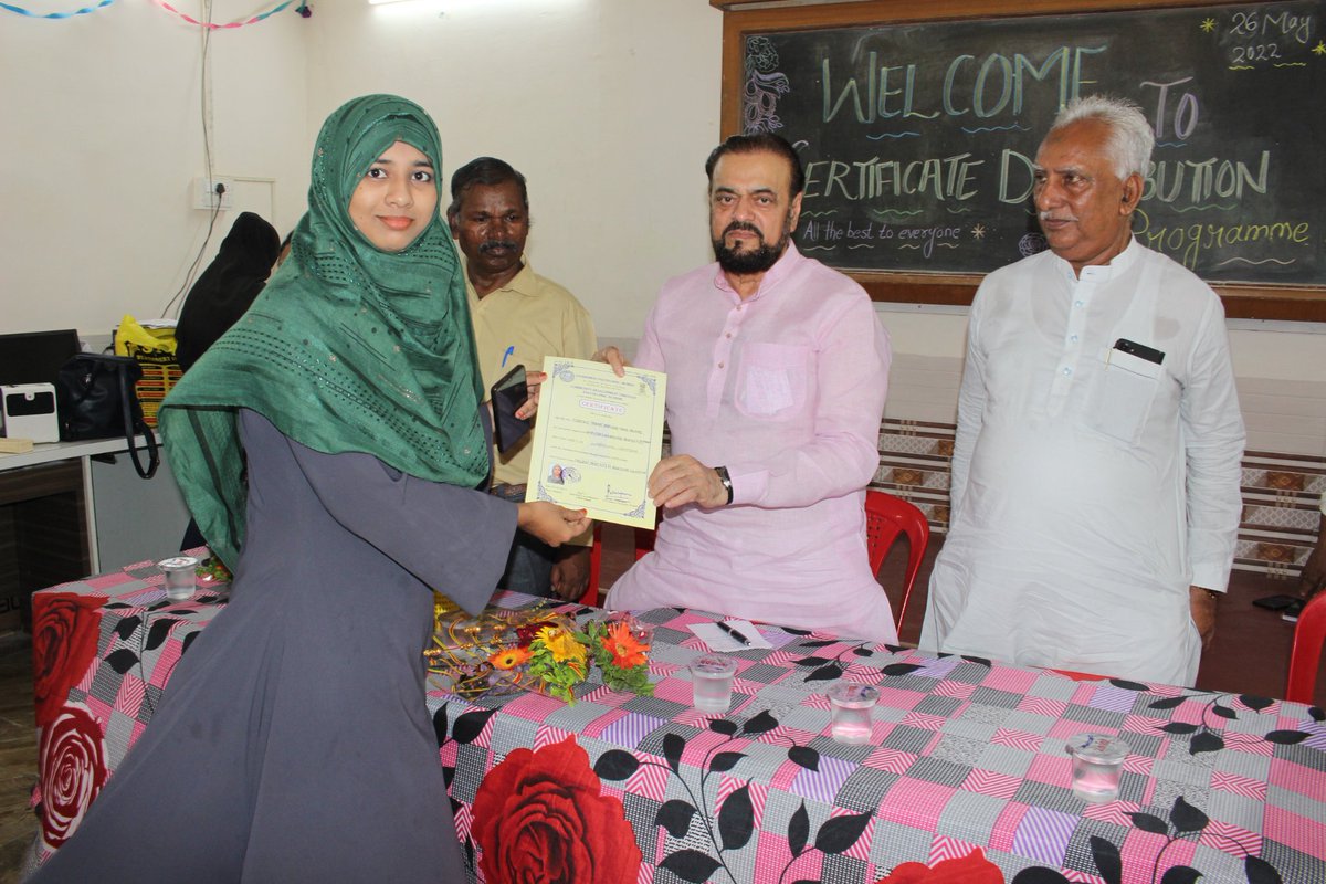 niyaztrust's tweet photo. Niyaz Ahmed Minority Educational &amp; Welfare Trust along with Fazlani Aishabai Trust today felicitated Govt. Polytechnic minority students excelled in Computer, Beautician, Mehndi, Tailoring and other vocational courses. The students were felicitated by NAME &amp; Welfare Trust ..(1/2) https://t.co/jgkko6099P