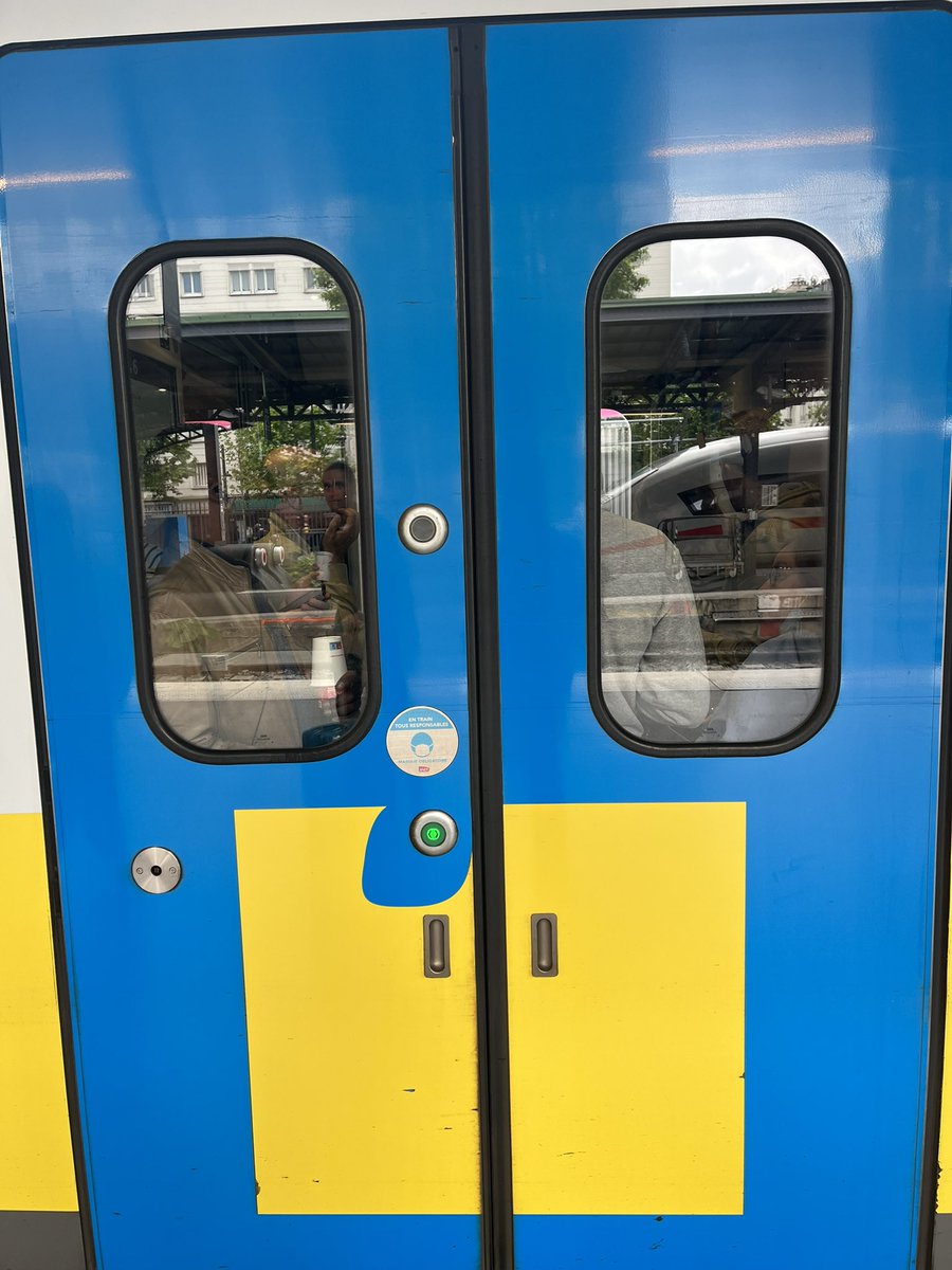 anthomizik's tweet photo. #SNCF Même un jour férié ou on cherche à retrouver notre famille tu nous déçois… les wagons sont remplis de gens debout, et les passagers se font des coudes pour réussir à monter, bravo la sécurité. Ça te ferait trop mal de rajouter un train… #sncftufaischier https://t.co/wb59n1zQep