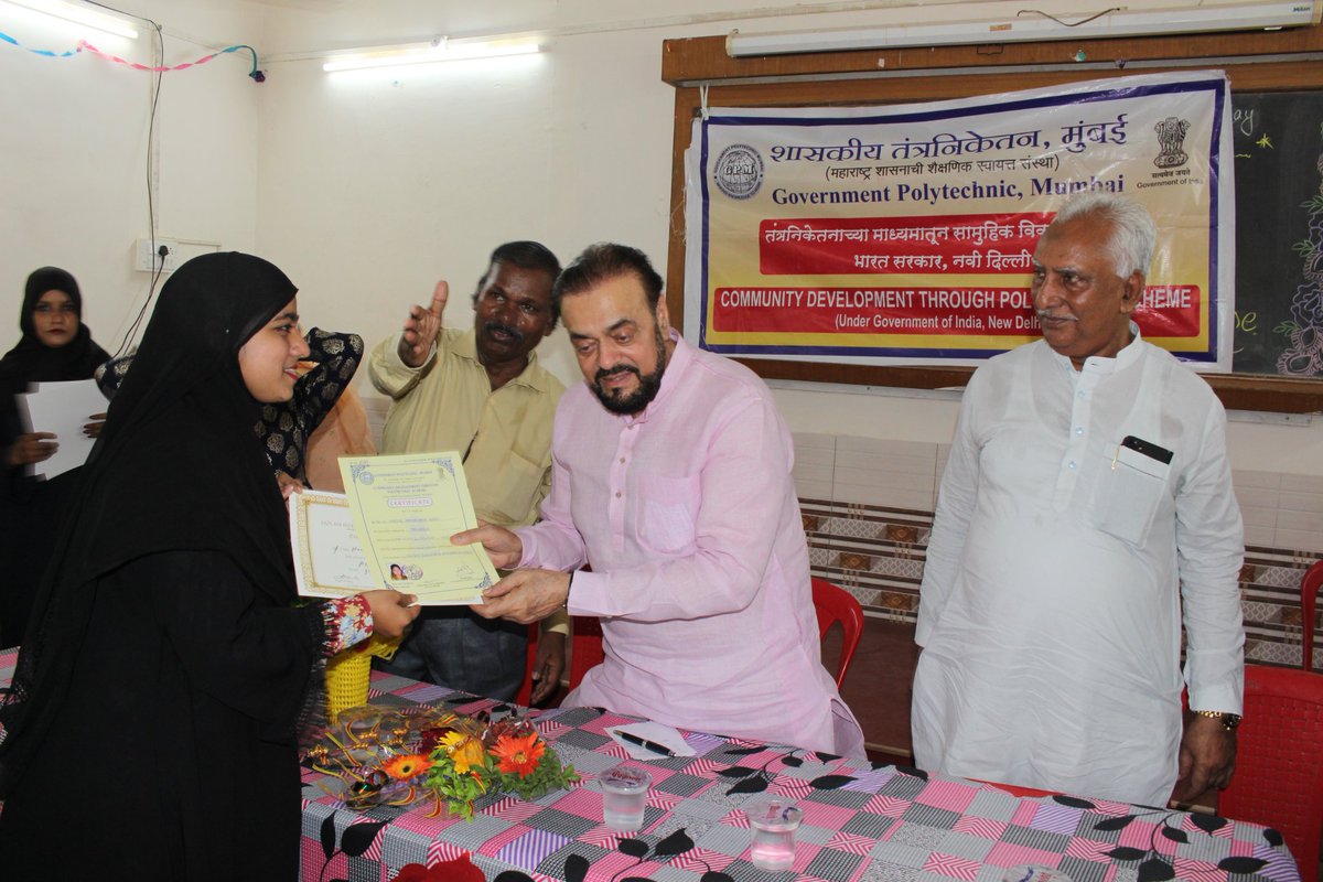niyaztrust's tweet photo. Niyaz Ahmed Minority Educational &amp; Welfare Trust along with Fazlani Aishabai Trust today felicitated Govt. Polytechnic minority students excelled in Computer, Beautician, Mehndi, Tailoring and other vocational courses. The students were felicitated by NAME &amp; Welfare Trust ..(1/2) https://t.co/jgkko6099P