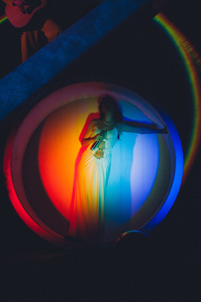elearor's tweet photo. never will i see lorde live and not leave spellbound. the solar power tour is a dream. love u @lorde 🌞💛 https://t.co/D09NVd0Q49