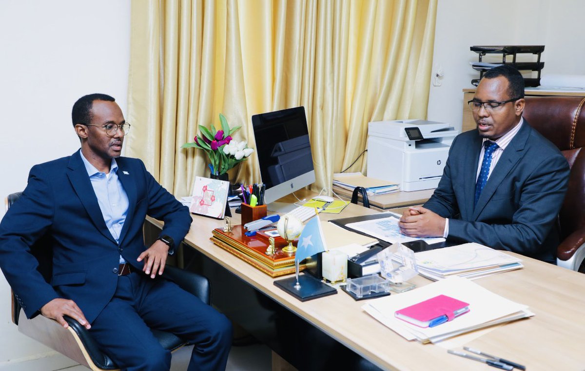 TheNationalCiv2's tweet photo. Gudoomiyaha Guddiga Qaranka shaqaalaha Rayidka Dowladda Mudane, Hassan Abshirow Mohamed ayaa saaka hambalyo iyo duco ugu tagey Agaasimaha Guud ee Madaxtooyada Qaranka oo dhawaan Madaxwaynaha JFS @HassanSMohamud u magacabey @Husein Sheikh Mohamud Alla Ha u fudideeyo Xilka culus https://t.co/BOeJMiuRwp