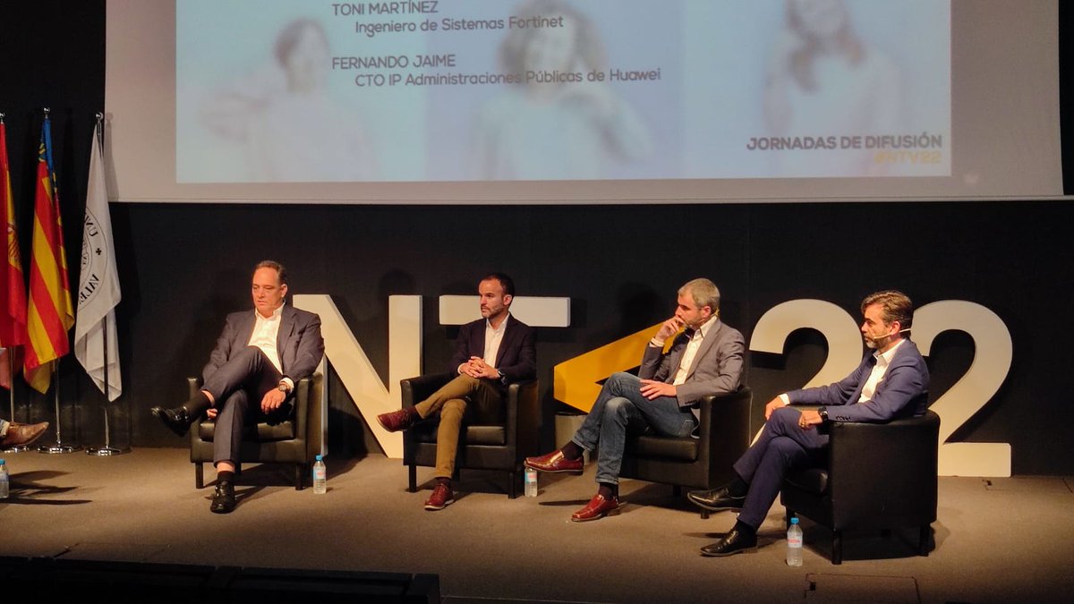 nocheteleco_vlc's tweet photo. ▶️Seguimos debatiendo sobre la #brechadigital, ahora con la participación de Andrés Herránz (@orange_es ), Miguel Ángel González (@minsaitbyindra ), Toni Martínez (@Fortinet ) y Fernando Jaime (@Huawei )

¡No te lo pierdas!

#NTV22 #telecomunicaciones #TIC #teleco https://t.co/5IANTMVeYO