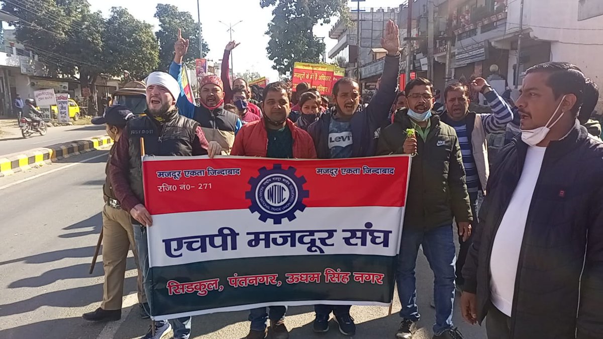 Kundan73220836's tweet photo. @goyalmanish1987 @yugalhp @AU_HaldwaniNews @HPEmployees @yuvahallabol @INCUttarakhand @BJP4UK @LabourMinistry @PMOIndia @OfficeofDhami @pushkardhami @SujataIndia1st वो लूट रहे हैं सपनों को
मैं चैन से कैसे सो जाऊं
वो बेंच रहे हैं मजदूरो को
मैं खामोश कैसे हो जाऊं
#श्रम_कानून_वापस_लो
#बेरोजगार_बेचारा
#बेरोजगार
#बेरोजगार_हल्ला_बोल
#KeepReinventing
#पूछता_है_उत्तराखंड
#AskDhami
#Justice4hpEmployees https://t.co/lhrDOZyVk0 https://t.co/CbdfpXOMo9
