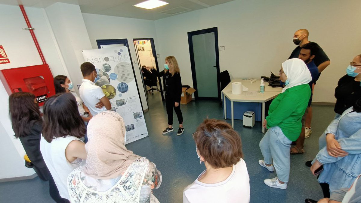 icmabCSIC's tweet photo. Continuem la visita #Connectem #Escolab @BCNCiencia pels laboratoris: microscopia electrònica #SEM, microscopia òptica, materials moleculars per electrònica @MMTgroupICMAB, materials nanoestructurats per energia #NANOPTO, i Sala Blanca #Nanoquim! Amb en @Riera_Galindo de guia! https://t.co/r6wLvadEI1