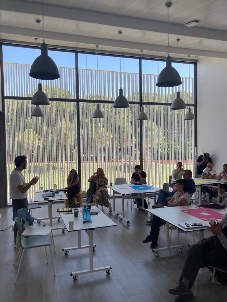 RedConectaCC's tweet photo. #ForoDerechosDigitales
En el taller sobre #Infancia y #Juventud expone su experiencia y trayectoria @fundesplai undesplai y como ejemplos de buenas prácticas #InfanciaConectada de @fundacionesplai https://t.co/m8sIdxg6ZA