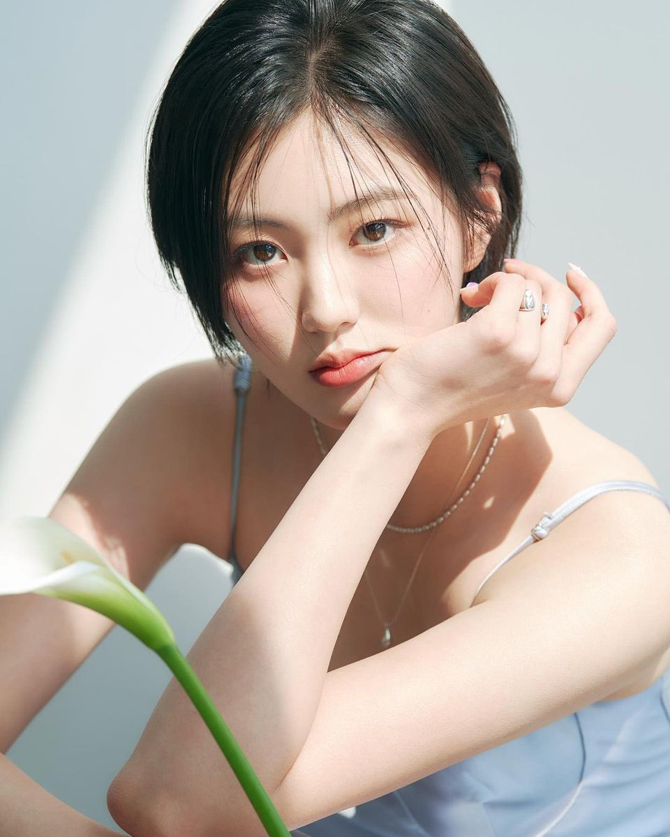 THEUNBEAN's tweet photo. — 𝑺𝒉𝒆 𝒔𝒎𝒆𝒍𝒍𝒔 𝒍𝒊𝒌𝒆 𝒘𝒉𝒊𝒕𝒆 𝒓𝒐𝒔𝒆𝒔
     𝒂𝒏𝒅 𝒇𝒆𝒍𝒕 𝒂𝒔 𝒇𝒓𝒂𝒈𝒊𝒍𝒆
     𝒂𝒏𝒅 𝒔𝒂𝒕𝒊𝒏𝒚 𝒂𝒔 𝒉𝒆𝒓 𝒅𝒓𝒆𝒔𝒔 https://t.co/RZBTh2xy95