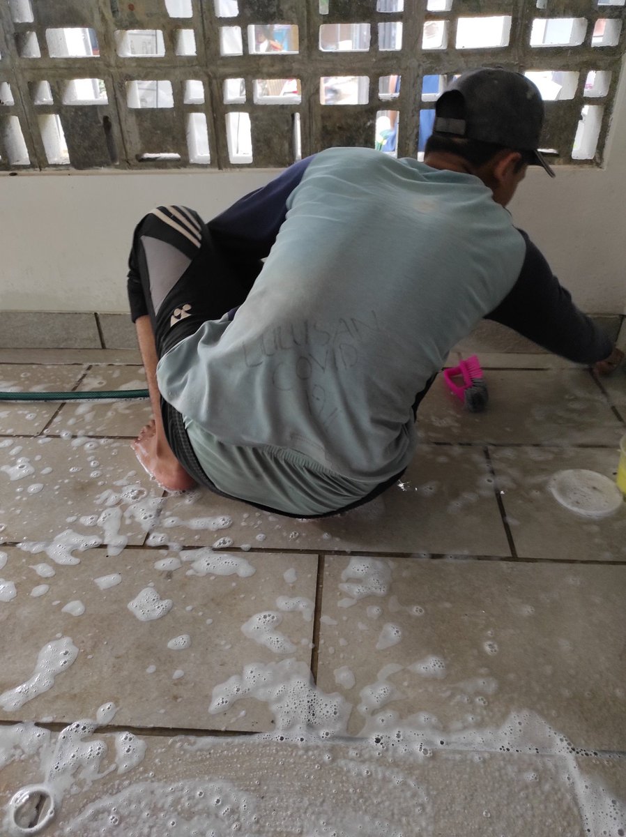 Widino's tweet image. Mas ini baru lulus SMA jadi tukang, diceritain katanya suka makan sama nasi n garem, kadang nyari bayam liar buat lauk. Sering ditawarin makan tetangga depan tp suka nolak, krn ga enak kali ya. Sampe pernah bawa botol buat minta minum krn ga sanggup beli. Brebes mili dengernya 😭