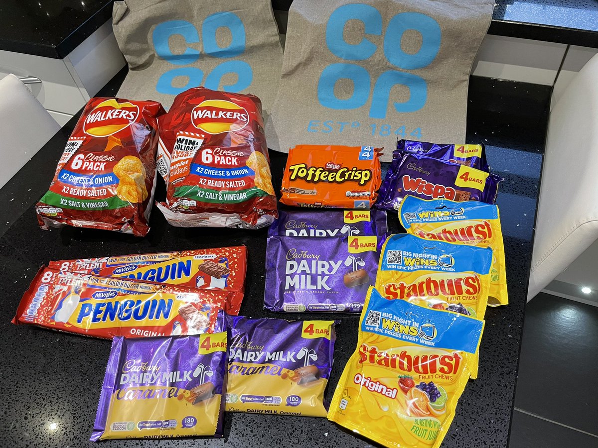 Thornliebank Funeralcare organised the kids at Thornliebank Primary to make decorations for Whitecraigs Care Home Jubilee event. Cakes and activities were donated by Harvie Avenue Foodstore and some sweets and treats to say Thankyou to the kids by Mearns Road foodstore💙 #onecoop