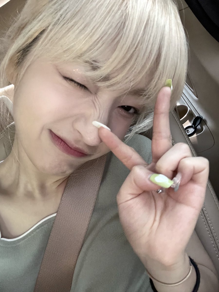 adorapics's tweet photo. ADORA posted first message on her fancafe 🥺🫰 https://t.co/cy966NyHst
