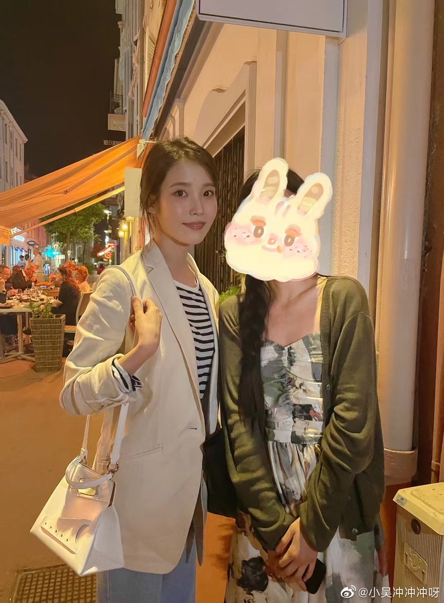 [#FOTO] 26.05.22 - Foto da IU com um fã em Cannes na França 🇫🇷.