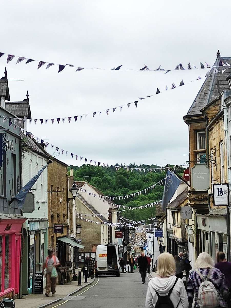 SherborneTownCl's tweet photo. The Cheap Street #PlatinumJubilee bunting is up, looking great and there's a buzz in the air.
Huge thank you to all those involved in getting it up, especially Ian Down from B &amp; G Down Tree Surgeons.
#HM70 #sherborne #lovesherborne #visitdorset #visitsherborne @royalfamily https://t.co/NKyJqkLLXD