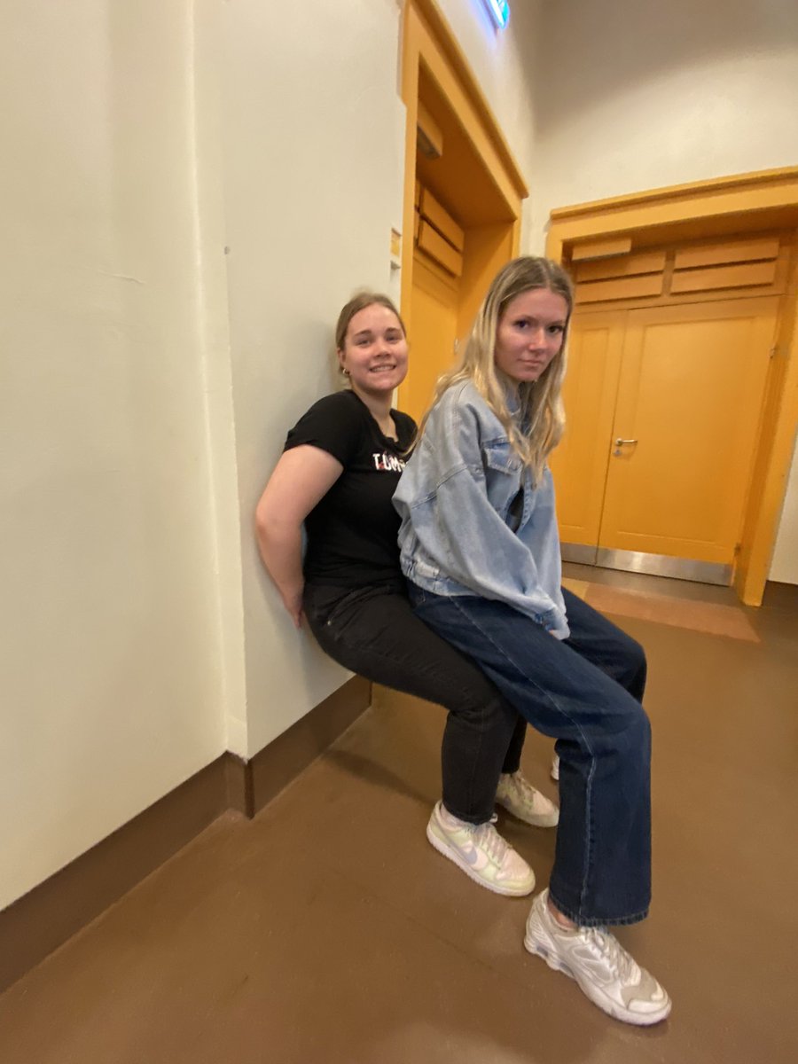 LivaMajore's tweet photo. pasniedz draugam roku (klēpi), pekles tumšā dienas brīdī💻👯‍♀️🪑 #sitting #friendswithbenefits #help4help https://t.co/kcr3T0NrcZ