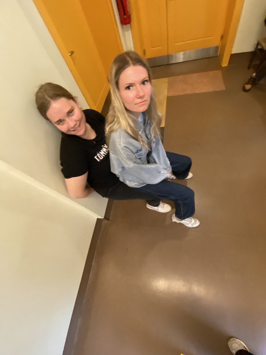 LivaMajore's tweet photo. pasniedz draugam roku (klēpi), pekles tumšā dienas brīdī💻👯‍♀️🪑 #sitting #friendswithbenefits #help4help https://t.co/kcr3T0NrcZ