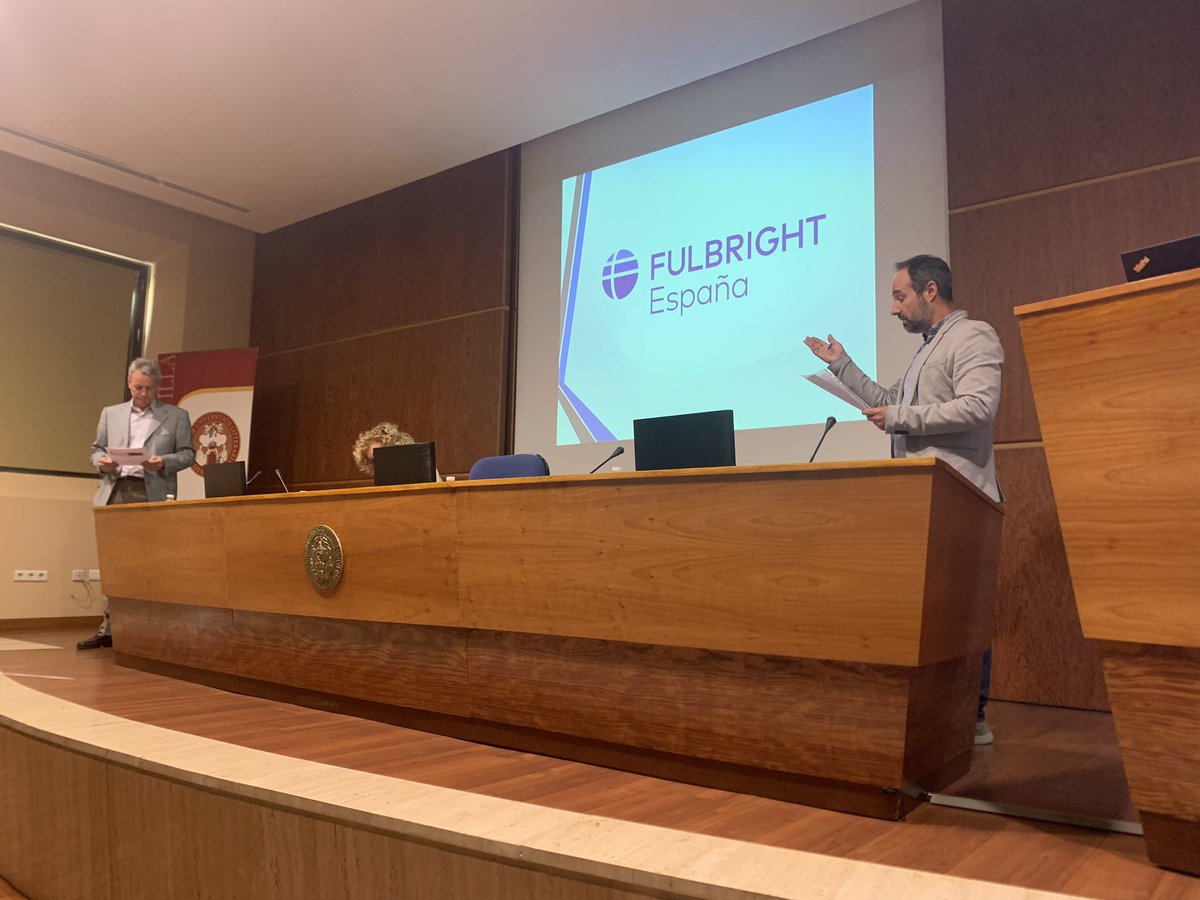 EstudNorthAmRG's tweet photo. ¡Empezamos con la segunda parte de nuestra jornada informativa Fulbright España! 
En este caso abordamos las becas de posgrado y de continuación de estudios en Estados Unidos. https://t.co/kcNA3ooOmD
