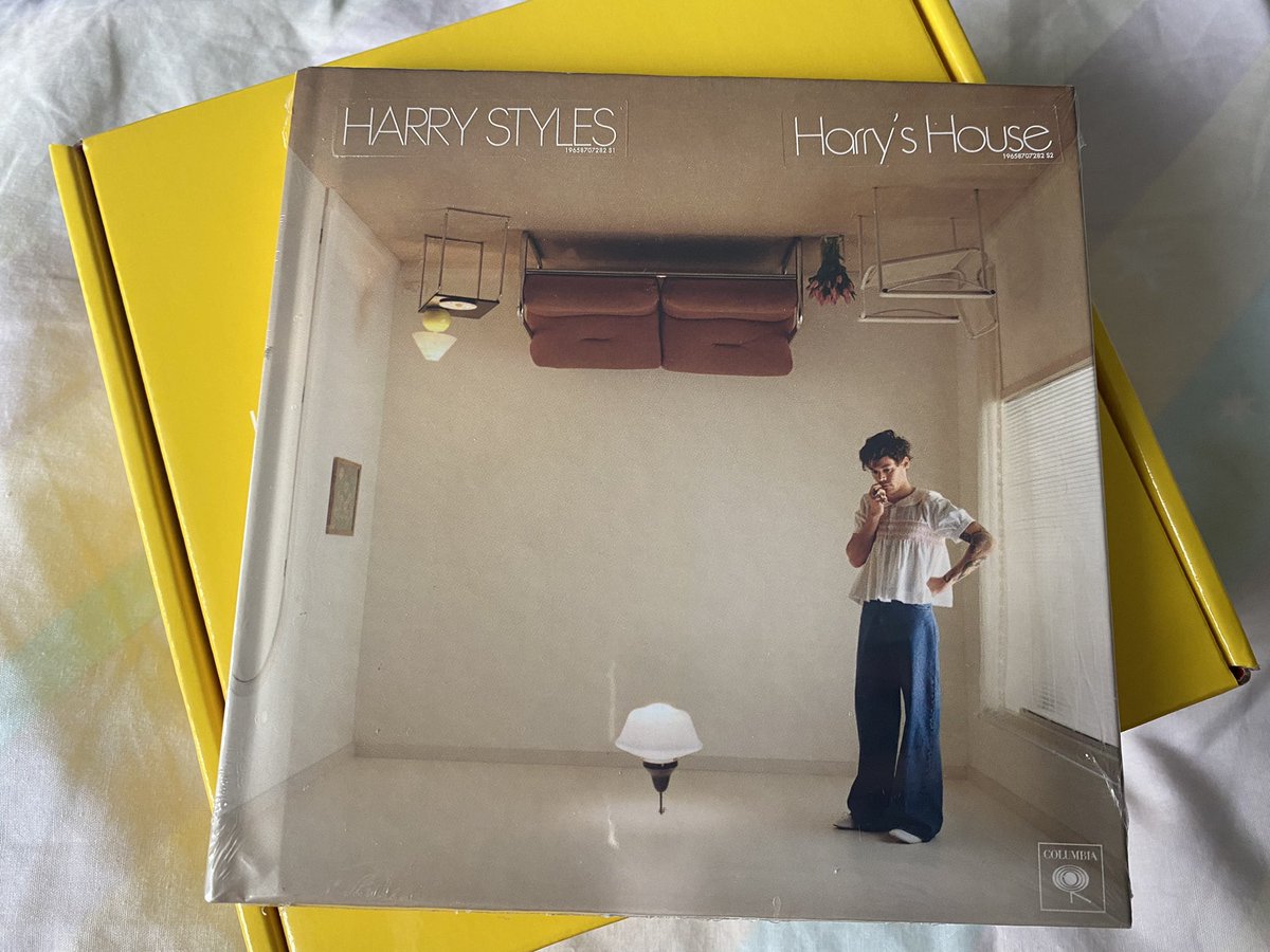 satellitellie's tweet photo. i’m giving away a harry’s house cd with picture booklet🏡❤️

-please like/rt
-reply with your fav hs3 song
-you don’t have to follow me but make sure your dms are open!

winner will be randomly selected in a week🏡❤️ https://t.co/pah2qzb3Mr