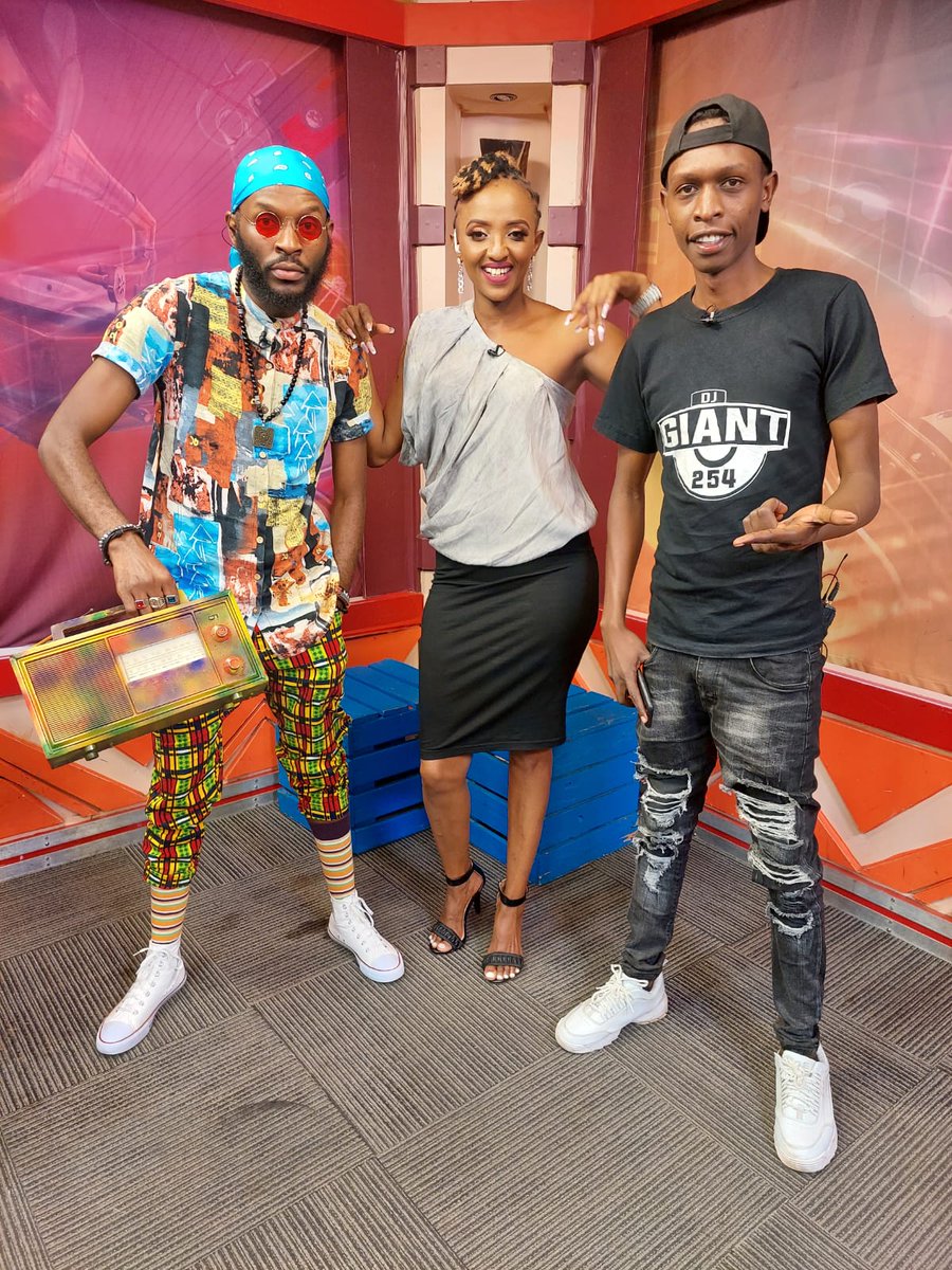 KamemeTvKenya's tweet photo. Ndio sisi hao hewani🤸🤸 
Turaguuria bairo #CiaHauKabere ndani ya #Ririmbuka na @254Moch @WanjikuJames254
On the mixxz @djgiant254
Drop rwa nahau kabere ruria urenda kugucirio SMS 21182

https://t.co/Z0u09D81xt https://t.co/I8aOrTk4Si