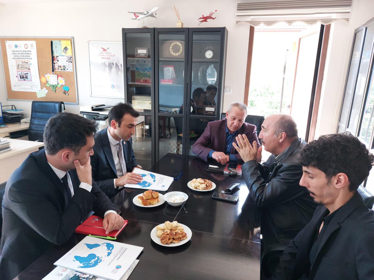 gocder_tr's tweet photo. @TC_icisleri Göç İdaresi Başkanlığı Sivil Toplum ve Yabancı Topluluklarla İlişkiler Daire Başkanı Sn.Gökhan AKYILDIZ GÖÇDER’i ziyaret etti. Ziyarette GÖÇDER Yönetim Kurulu Başkanı @CenkSARIGOL ve Bşk.Yrd. @yildirimtektas tarafınındın yürütülen proje hakkında bilgiler verildi. https://t.co/YveNRQ5XTp