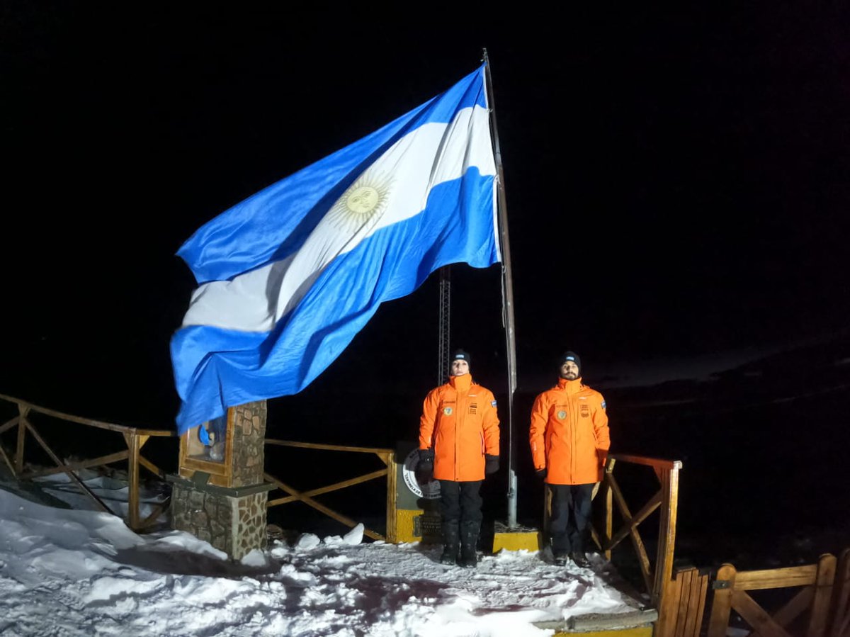 MinDefensa_Ar's tweet photo. #25DeMayo. ¡Viva la Patria!🇦🇷 

#BaseBelgranoII #BaseOrcadas #BaseMarambio #BaseCarlini https://t.co/0ApXnKC7Q4