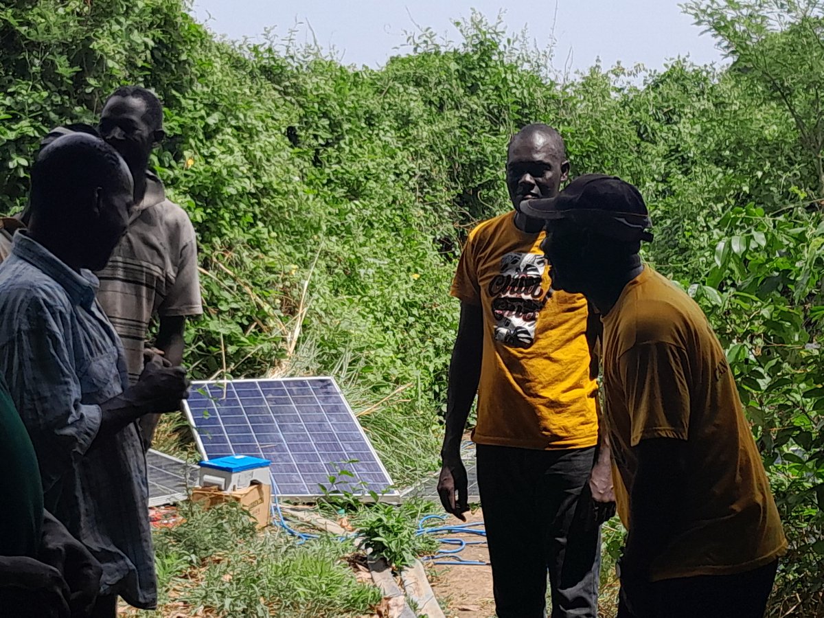 abena101's tweet photo. Demonstrating the use of solar-powered irrigation pumps in Karimenga community, North East Region, Ghana.@IWMI_ @thepumptechltd @IlssiTAMU @ThaiThiMinh1 @Petraschje https://t.co/h8jXQqjKt8