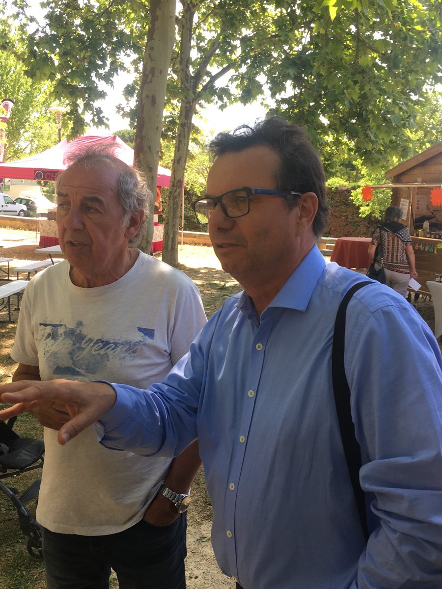 BergeonL's tweet photo. Puis nous étions présents sur le marché aux fleurs de Saint-Génies-des-Mourgues où nous furent chaleureusement accueillis par le Maire, M Yvon Pellet.

#legislatives2022 
#circo3403 https://t.co/8oWQ4sQ42y