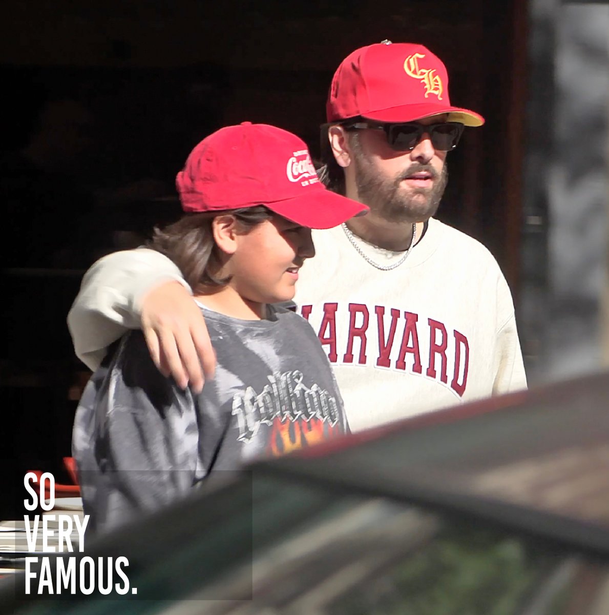 stupidfamous's tweet photo. Scott Disick reunites with son Mason in NY, days after Kourtney's wedding in Italy.

#ScottDisick #Kardashians #Paparazzi #KeepingUpWithTheKardashians #Gossip #KourtneyKardashian #TravisBarker #NewYorkCity #NYC #Dads https://t.co/OcOECLzcA9