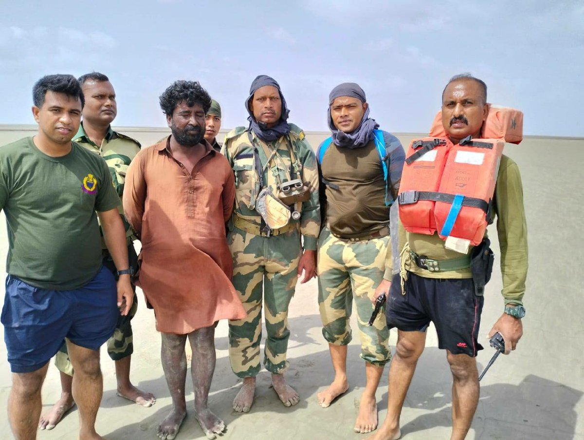 TheBorderIssue's tweet photo. Now #Pakistan was trying to enter India through the sea route, yesterday.
#BSF_India apprehended 2 #Pakistani fishermen along with boats from Harami Nala in the creek area of #Gujrat state. We salute #Alert_BSF. #BSF_SeizedPakBoat https://t.co/1IC1Bzc0hO