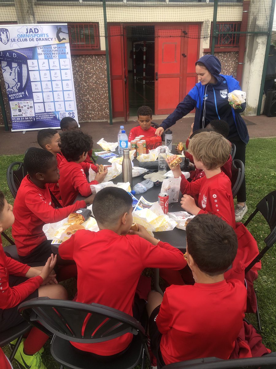 Pause repas pour nos U10 en tournoi <a href="/JA_DrancyOff/">JADrancy</a>