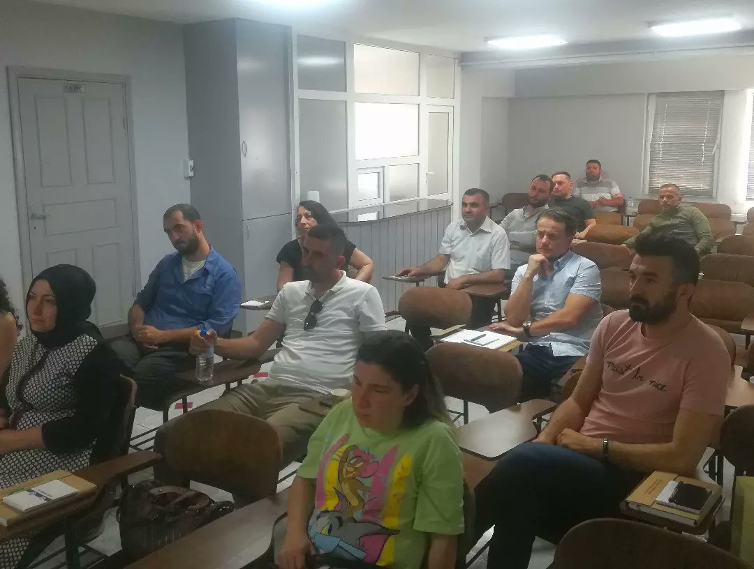 Bursa Genel-İş 2 nolu şube olarak, şube temsilciler kurulu eğitimi aldık.

Eğitimleri, Genel-İş Eğitim Daire Müdürü Faruk Özdemir ve Eğitim Uzmanı Gökhan Alpuğan verdi.

Temel iş hukuku, tis, örgütlenme, kıdem tazminatı, bes ve belediye şirket işçiliği üzerine konuşuldu.