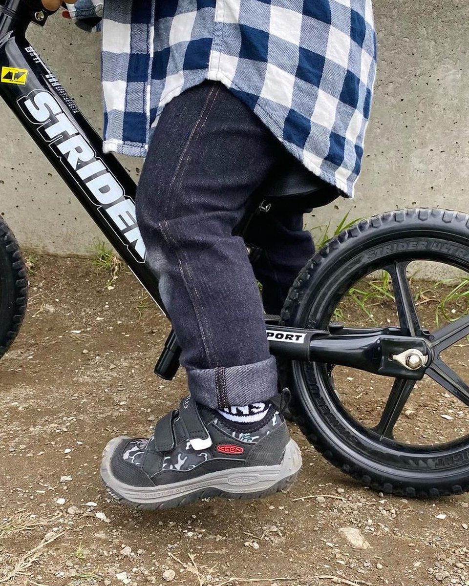 KEEN_Japan's tweet photo. #スピードハウンド は、子ども達のつま先を守り #ストライダー や #スケートボード など #足でブレーキをかける アクティビティでグリップ力を発揮👍

🚩：#SPEEDHOUND（https://t.co/Yn36uAjG98）

📷：y.u.k.i.n.y.a.nさん

ご愛用ありがとうございます😄

#KEEN #KEENKIDS #KEENFANS #OOTD #OUTFIT https://t.co/ksq1Xkq1L7