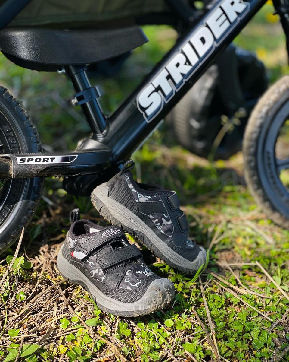 KEEN_Japan's tweet photo. #スピードハウンド は、子ども達のつま先を守り #ストライダー や #スケートボード など #足でブレーキをかける アクティビティでグリップ力を発揮👍

🚩：#SPEEDHOUND（https://t.co/Yn36uAjG98）

📷：y.u.k.i.n.y.a.nさん

ご愛用ありがとうございます😄

#KEEN #KEENKIDS #KEENFANS #OOTD #OUTFIT https://t.co/ksq1Xkq1L7